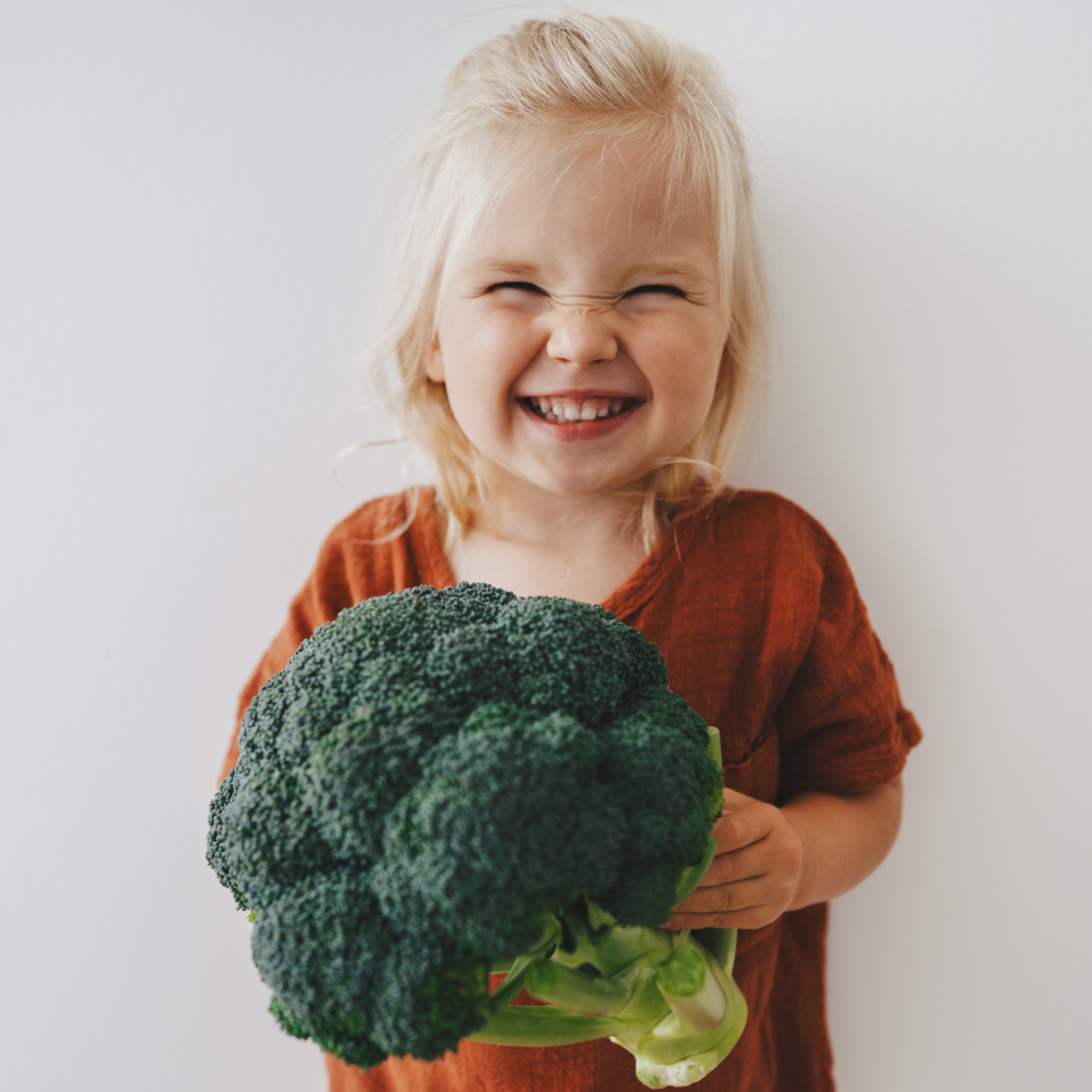 GoodVood_Girl with broccoli smiling_Web Mood_News_Dec-22